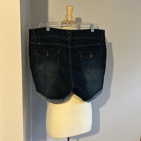 Sandpiper Studded Shorts. Size 22 - Picture 2 of 3